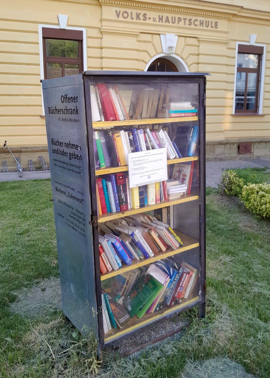 Vitrine als Offener Bücherschrank