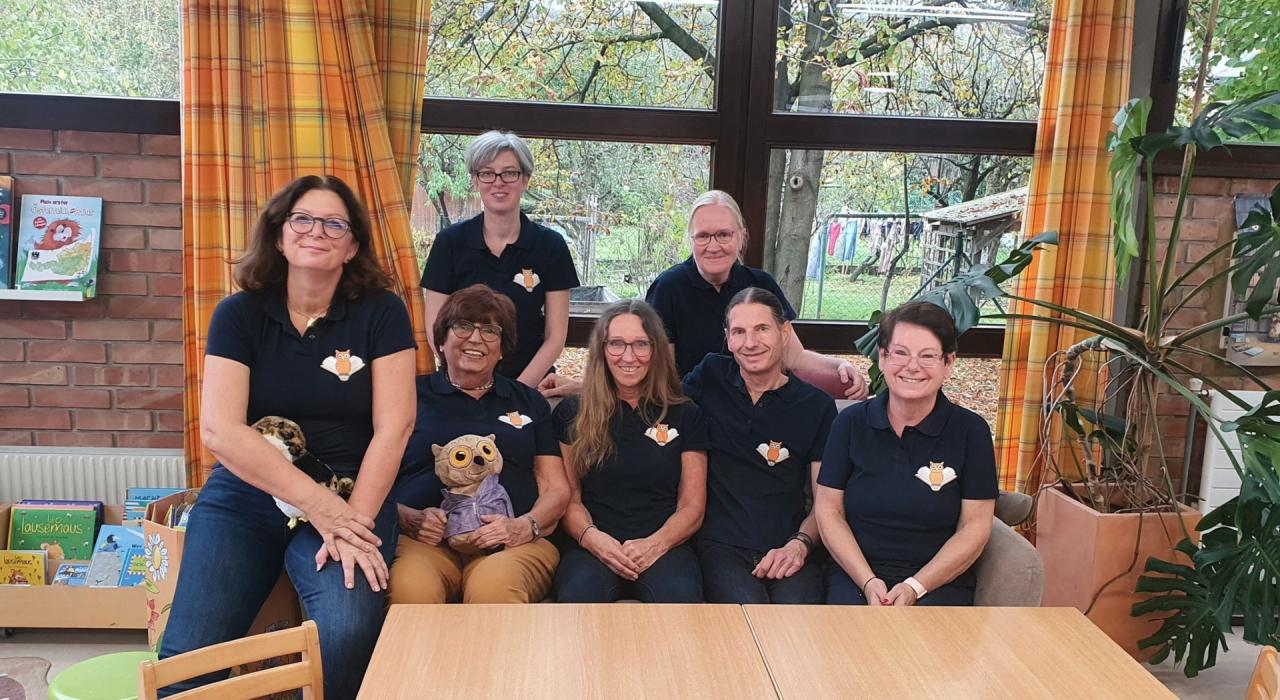 Büchereiteam auf Sofa sitzend