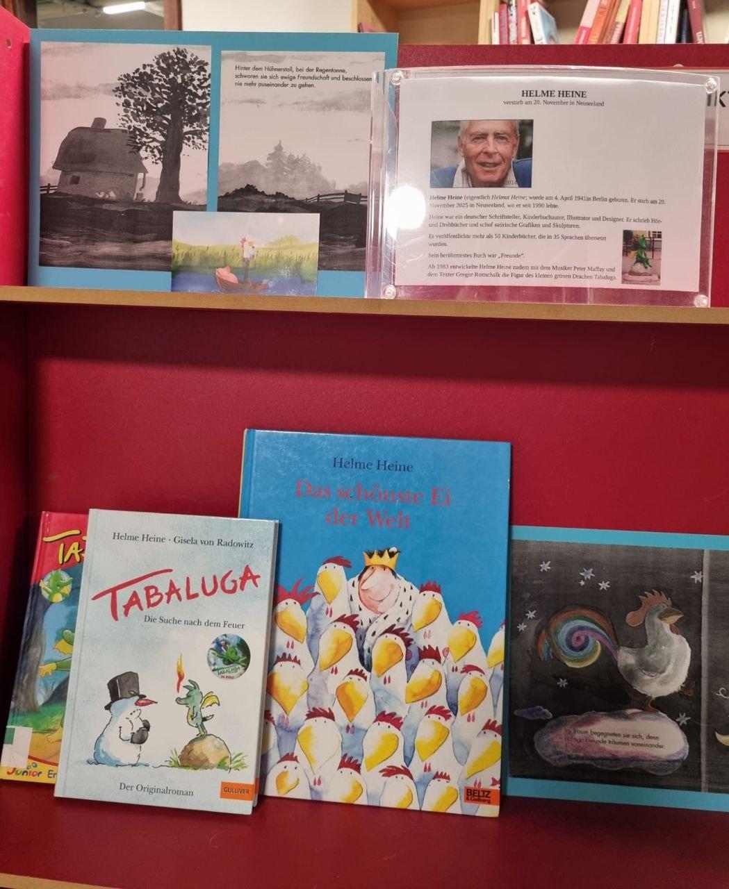 Regal mit Büchern Helme Heine