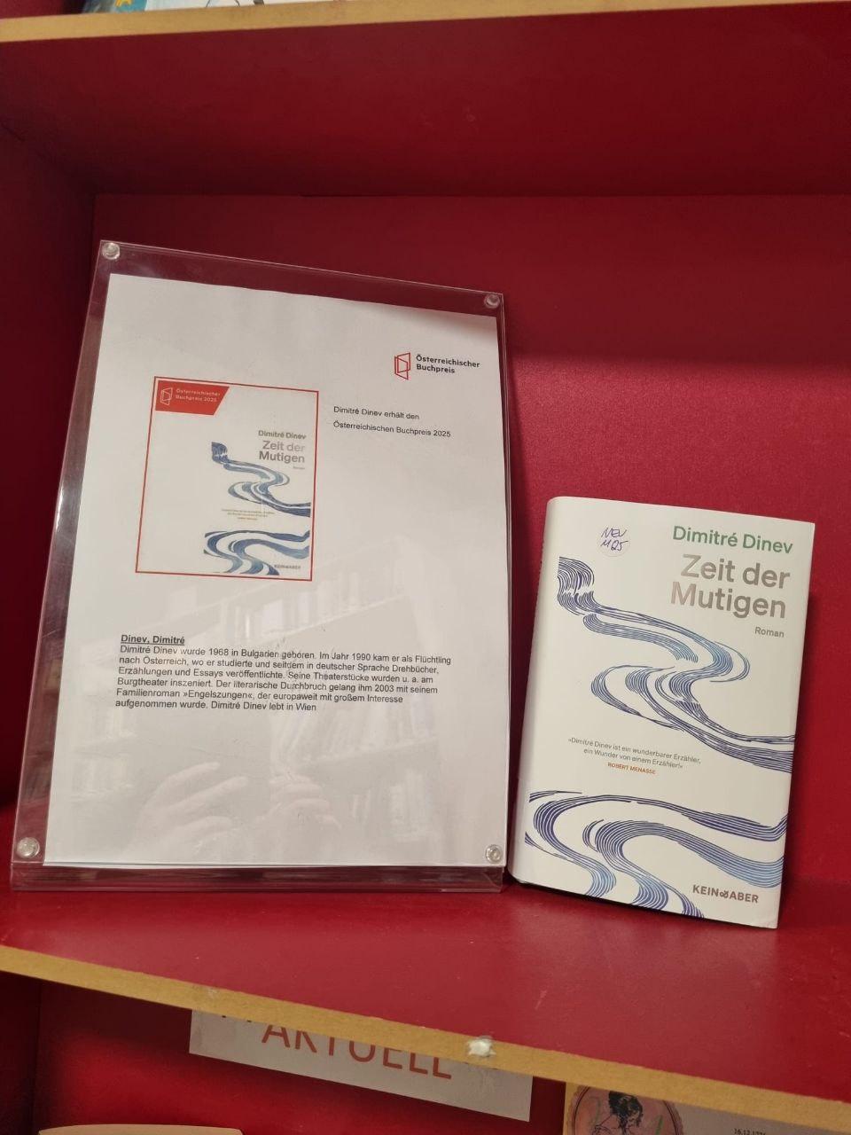 Regal mit Büchern Dimitre Dinev