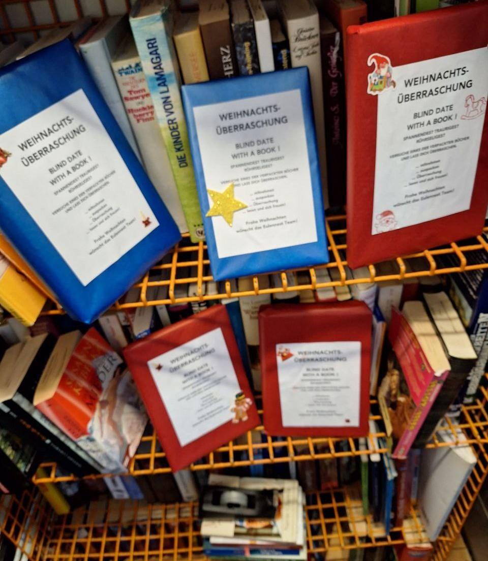 Weihnachtlich verpackte Bücher im Bücherschrank