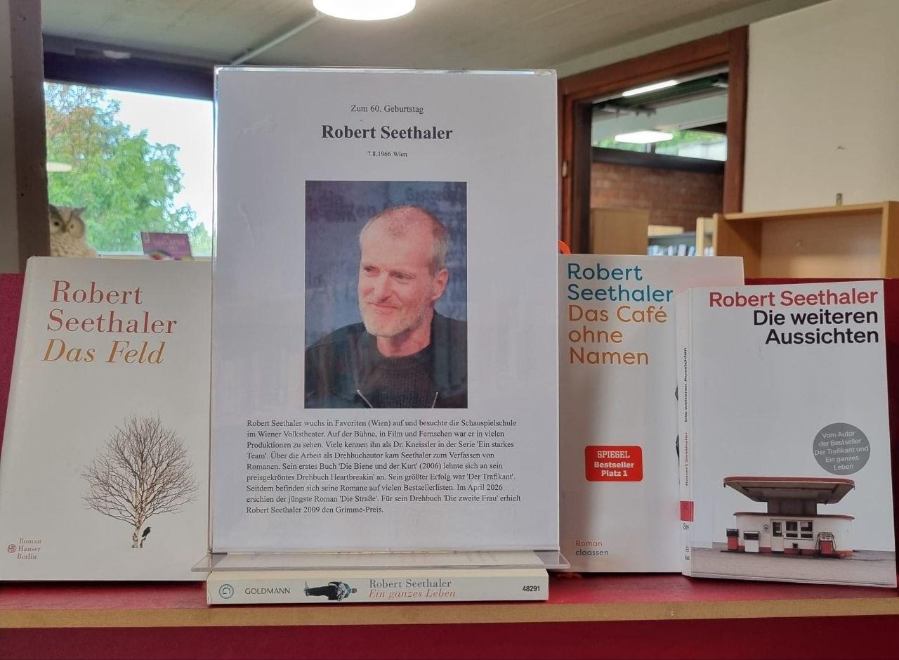 Regal mit Büchern von Robert Seethaler
