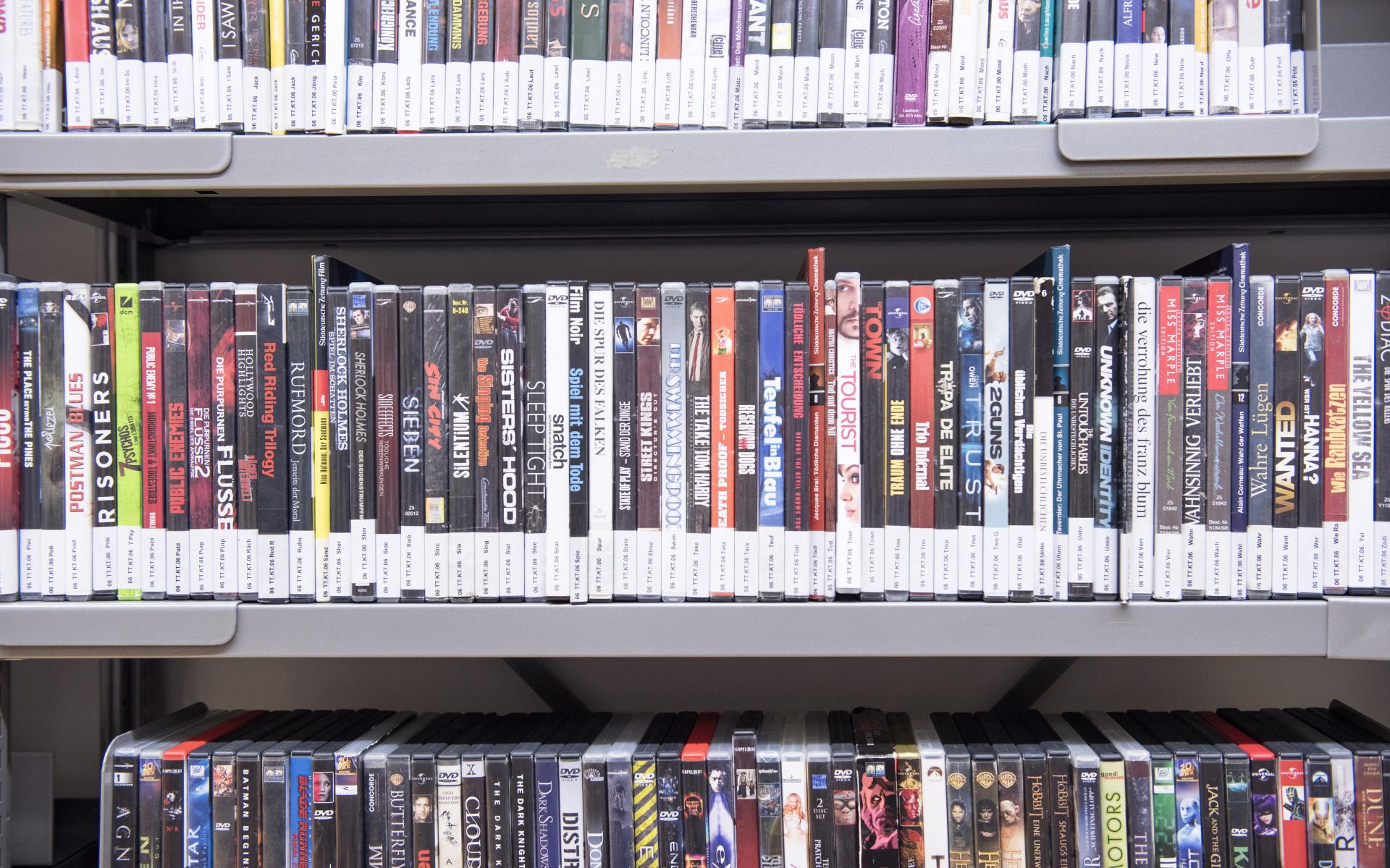 Ein Regal voll mit DVDs