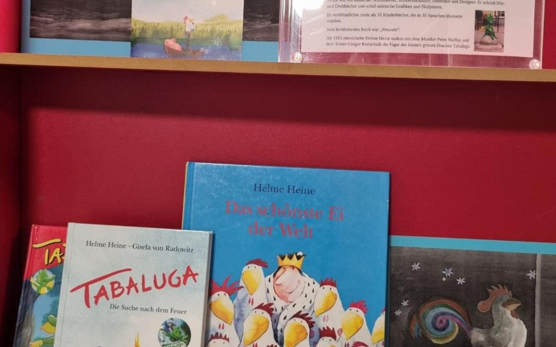 Regal mit Büchern Helme Heine