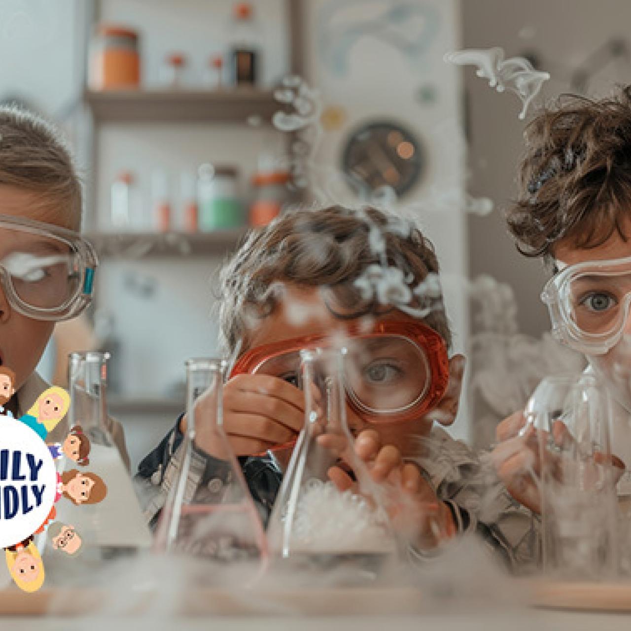 Drei Kinder mit Schutzbrillen führen ein lustiges wissenschaftliches Experiment mit Bechern und Trockeneis durch