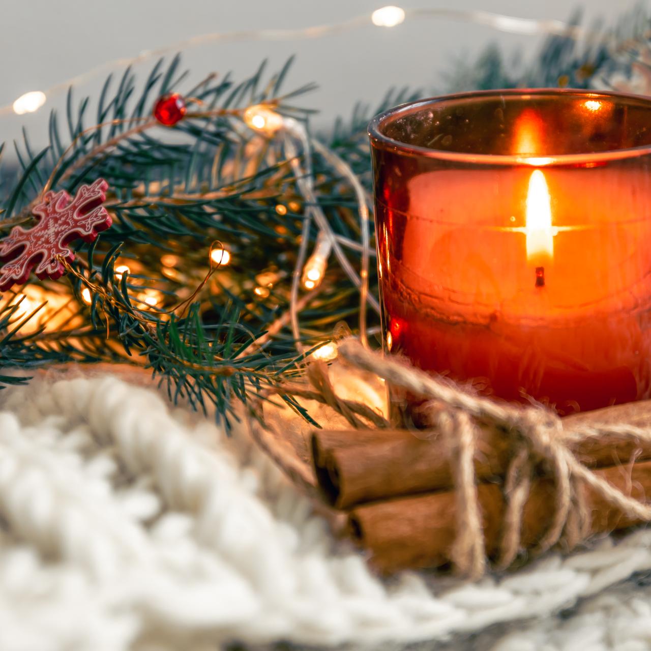 Advent-Dekoration mit Kerze und Zimtstange