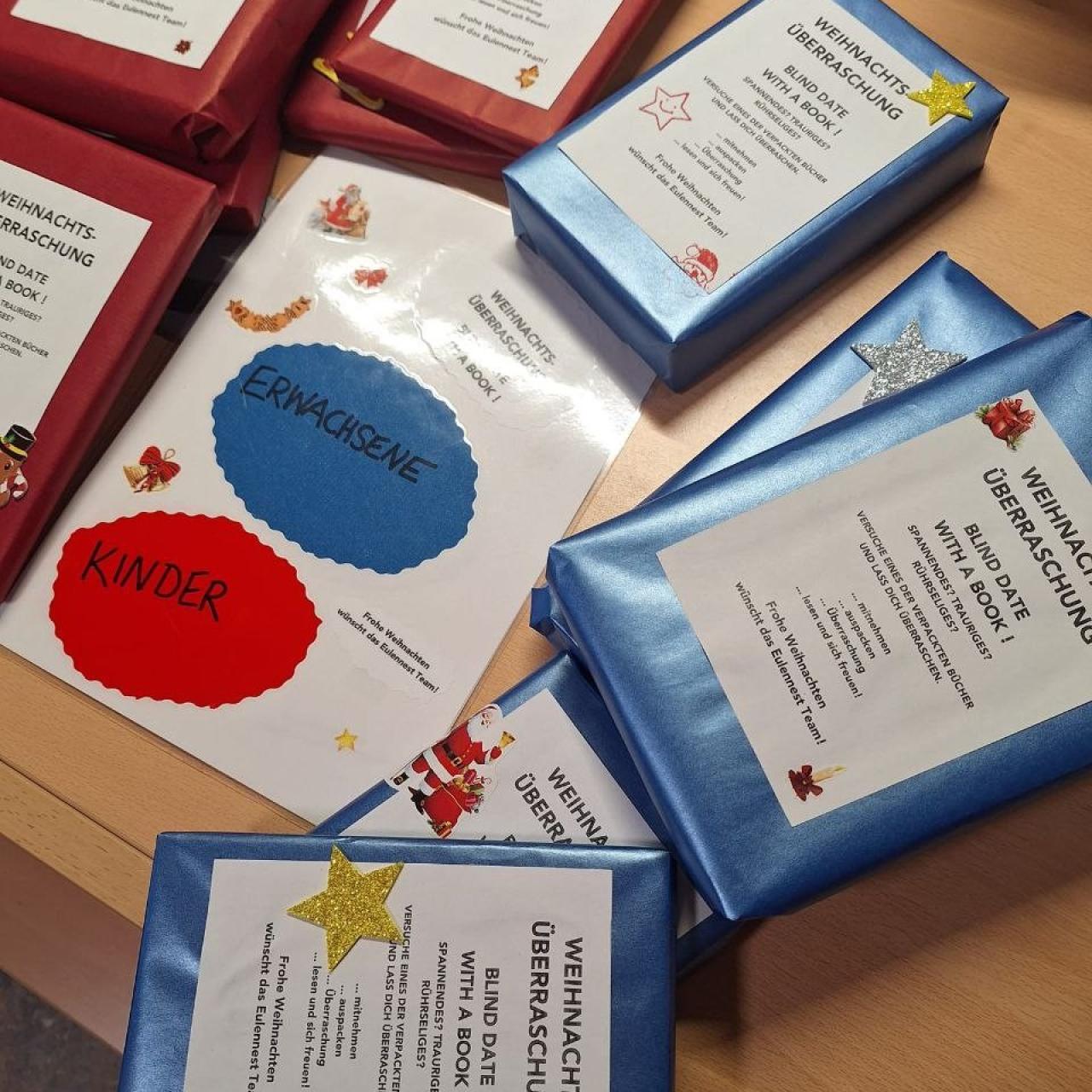 Weihnachtlich verpackte Bücher